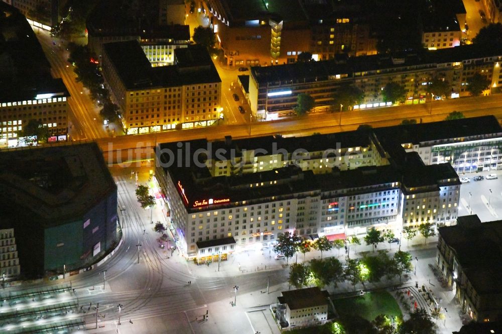 Bremen bei Nacht von oben - Nachtluftbild Gebäudekomplex der Hotelanlage Star Inn Hotel Premium Bremen Columbus in Bremen, Deutschland