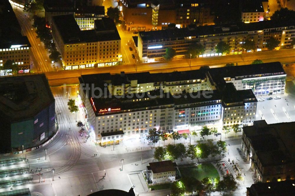 Bremen bei Nacht aus der Vogelperspektive: Nachtluftbild Gebäudekomplex der Hotelanlage Star Inn Hotel Premium Bremen Columbus in Bremen, Deutschland