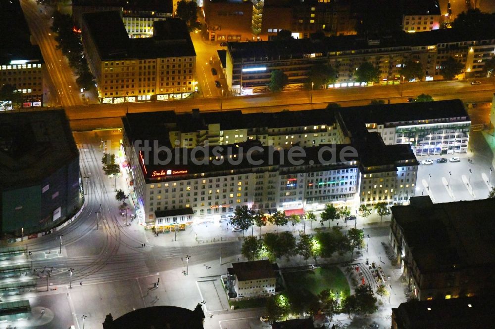 Nacht-Luftaufnahme Bremen - Nachtluftbild Gebäudekomplex der Hotelanlage Star Inn Hotel Premium Bremen Columbus in Bremen, Deutschland