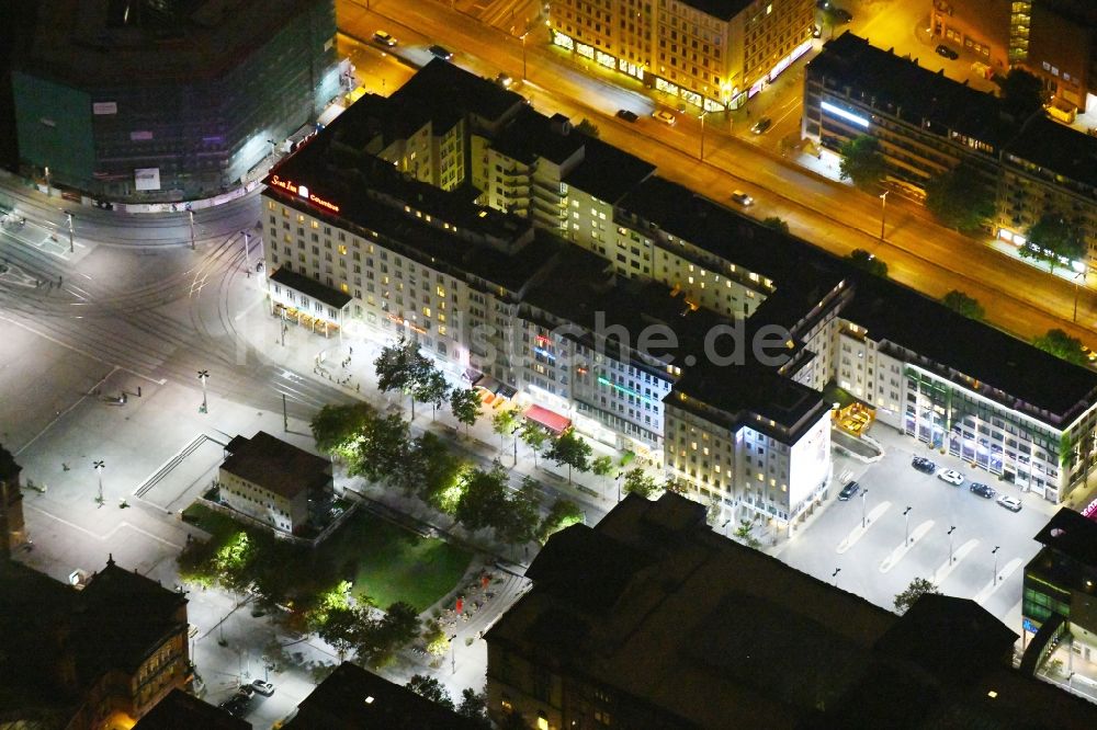 Nacht-Luftaufnahme Bremen - Nachtluftbild Gebäudekomplex der Hotelanlage Star Inn Hotel Premium Bremen Columbus in Bremen, Deutschland