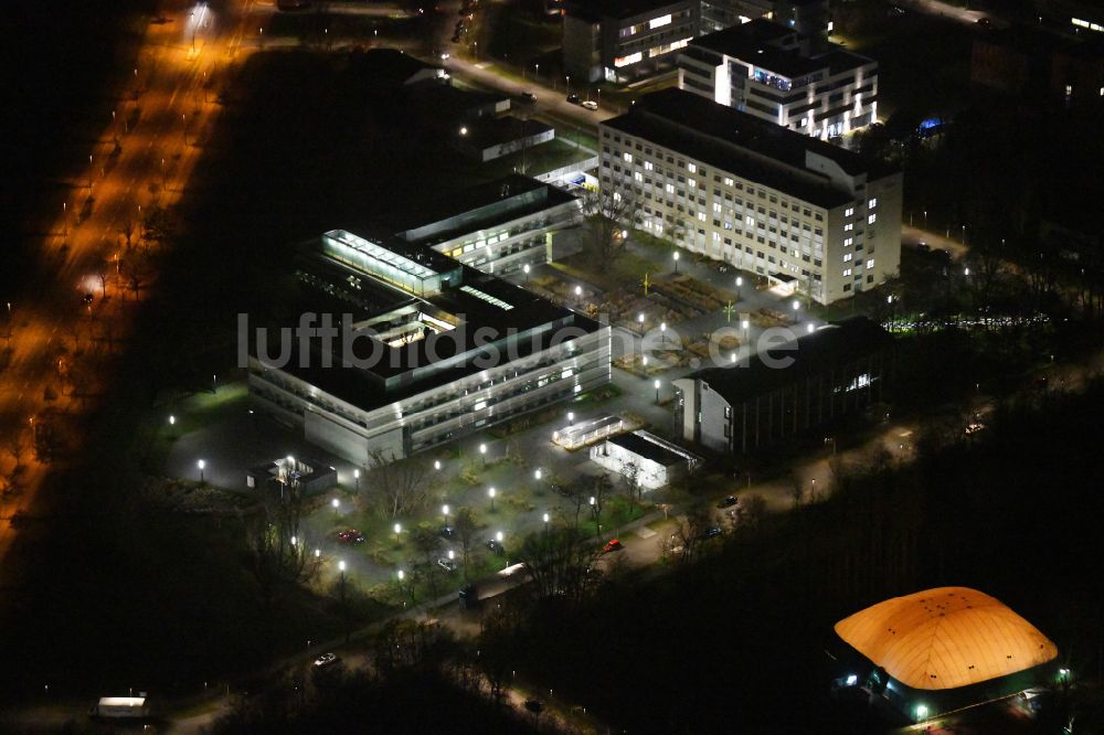 Berlin bei Nacht von oben - Nachtluftbild Gebäudekomplex des Institut Chemielaborgebäude der Bundesanstalt für Materialprüfung und -forschung BAM in Berlin, Deutschland