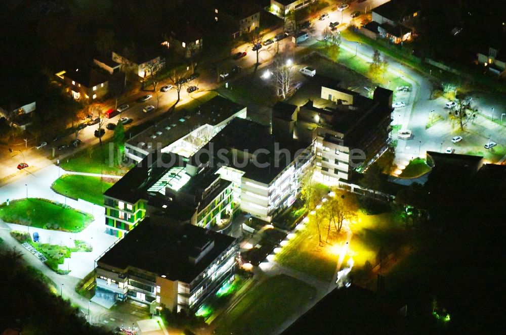 Berlin bei Nacht aus der Vogelperspektive: Nachtluftbild Gebäudekomplex des Institut Max-Planck-Institut für molekulare Genetik an der Ihnestraße im Ortsteil Dahlem in Berlin