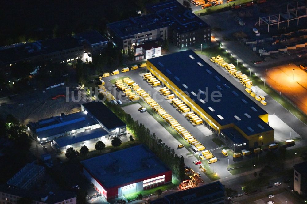 Nacht-Luftaufnahme Berlin - Nachtluftbild Gebäudekomplex und Logistikzentrum auf dem Gelände Deutsche Post - DHL in Neukölln in Berlin, Deutschland