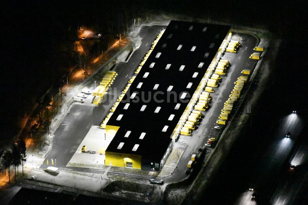 Kleinmachnow bei Nacht von oben - Nachtluftbild Gebäudekomplex und Logistikzentrum auf dem Gelände der Deutsche Post AG und der DHL Paket GmbH an der Hermann-von-Helmholtz-Straße in Kleinmachnow im Bundesland Brandenburg