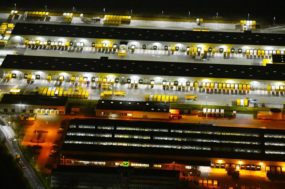 Leipzig bei Nacht von oben - Nachtluftbild Gebäudekomplex und Logistikzentrum auf dem Gelände der DHL - Deutsche Post AG an der Poststraße in Leipzig im Bundesland Sachsen, Deutschland