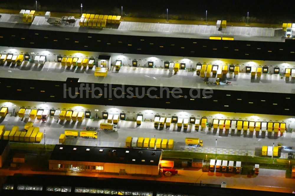 Leipzig bei Nacht aus der Vogelperspektive: Nachtluftbild Gebäudekomplex und Logistikzentrum auf dem Gelände der DHL - Deutsche Post AG an der Poststraße in Leipzig im Bundesland Sachsen, Deutschland