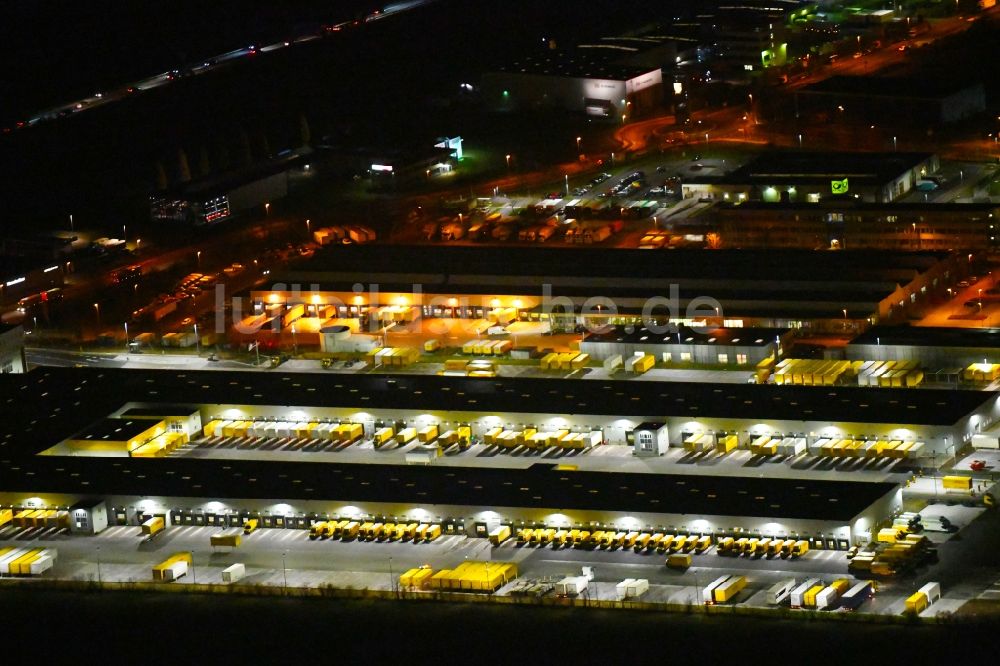 Leipzig bei Nacht von oben - Nachtluftbild Gebäudekomplex und Logistikzentrum auf dem Gelände der DHL - Deutsche Post AG an der Poststraße in Leipzig im Bundesland Sachsen, Deutschland