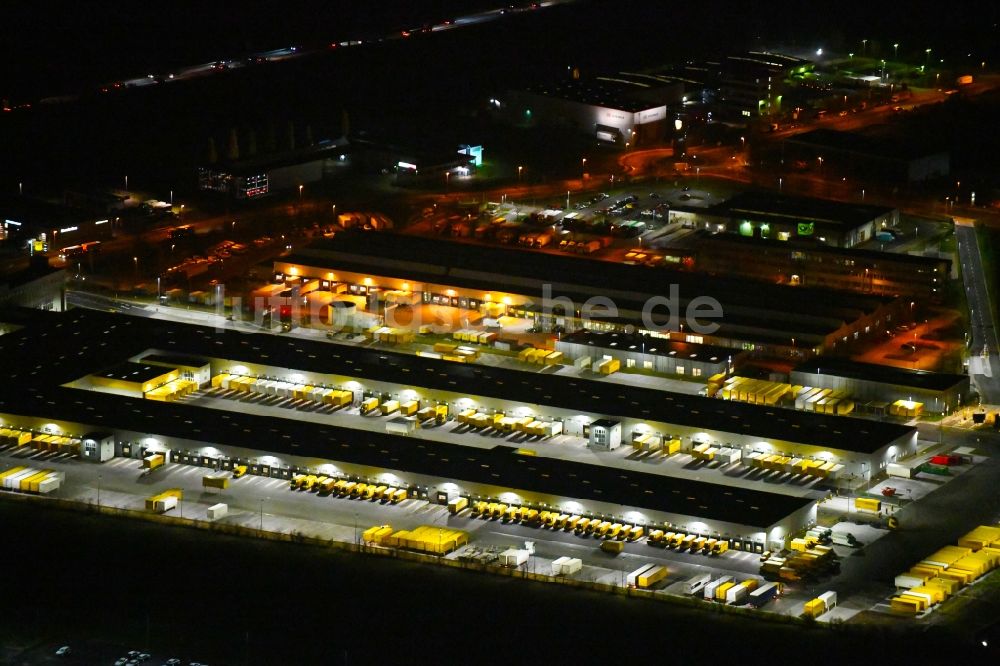 Leipzig bei Nacht aus der Vogelperspektive: Nachtluftbild Gebäudekomplex und Logistikzentrum auf dem Gelände der DHL - Deutsche Post AG an der Poststraße in Leipzig im Bundesland Sachsen, Deutschland