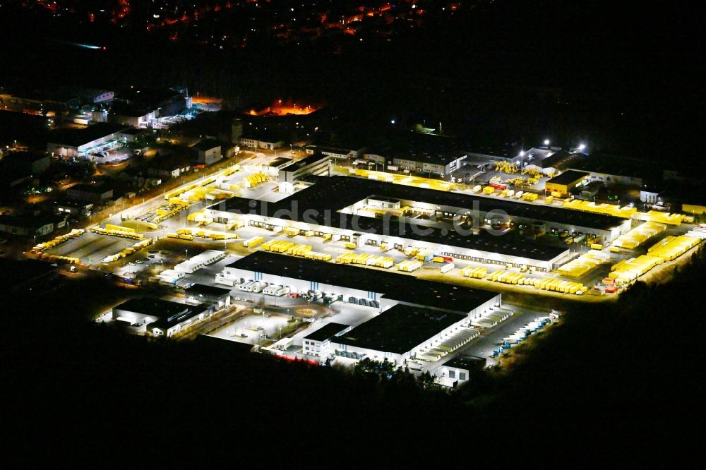 Nürnberg bei Nacht von oben - Nachtluftbild Gebäudekomplex und Logistikzentrum auf dem Gelände der DHL im Gewerbepark Nürnberg-Feucht in Nürnberg im Bundesland Bayern