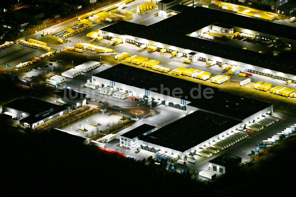 Nürnberg bei Nacht aus der Vogelperspektive: Nachtluftbild Gebäudekomplex und Logistikzentrum auf dem Gelände der DHL im Gewerbepark Nürnberg-Feucht in Nürnberg im Bundesland Bayern