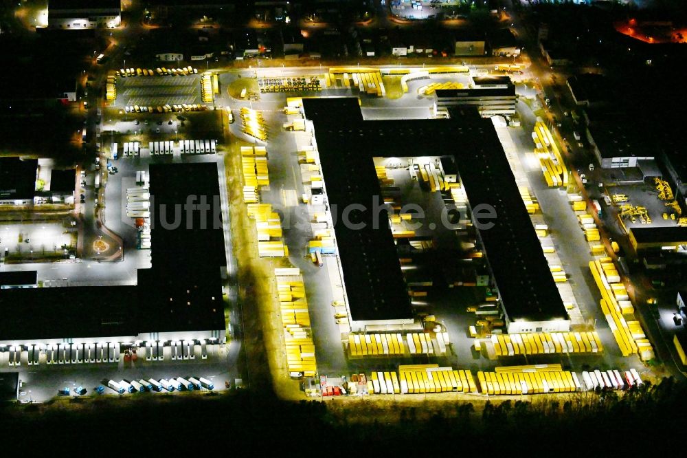 Nürnberg bei Nacht von oben - Nachtluftbild Gebäudekomplex und Logistikzentrum auf dem Gelände der DHL im Gewerbepark Nürnberg-Feucht in Nürnberg im Bundesland Bayern