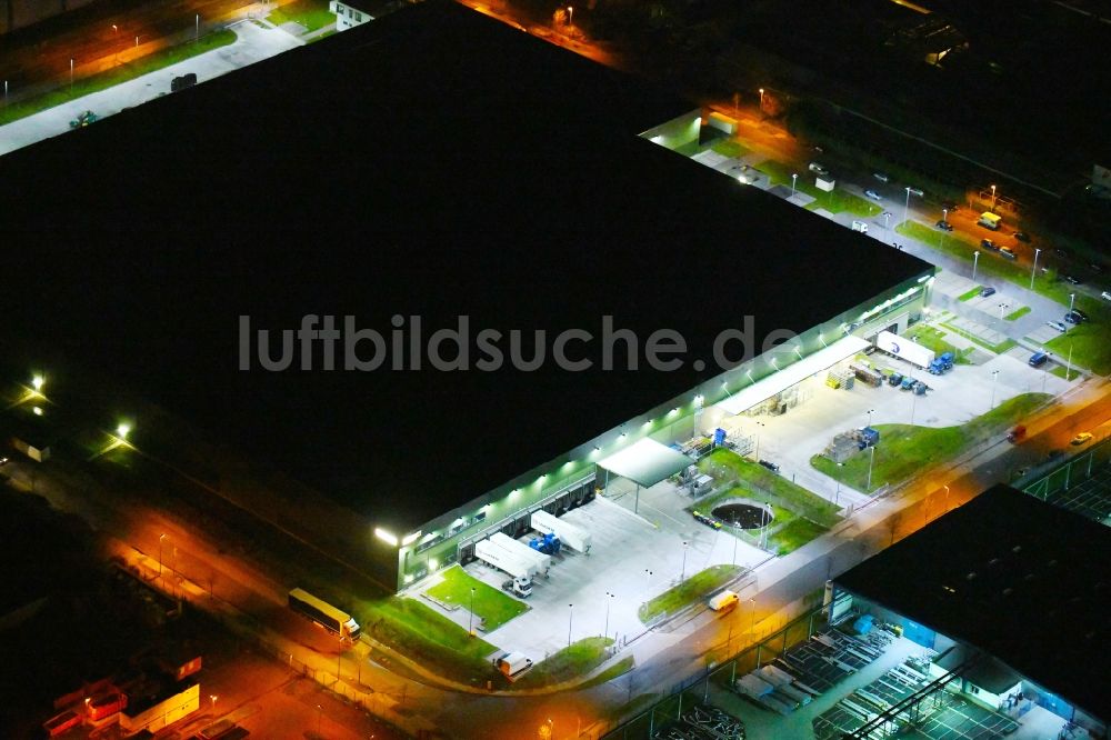 Leipzig bei Nacht von oben - Nachtluftbild Gebäudekomplex und Logistikzentrum auf dem Gelände der Faurecia Emissions Control Technologies Germany GmbH in Leipzig im Bundesland Sachsen, Deutschland