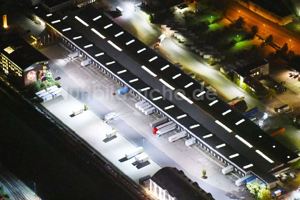 Osnabrück bei Nacht aus der Vogelperspektive: Nachtluftbild Gebäudekomplex und Logistikzentrum auf dem Gelände der Hellmann Worldwide Logistics in Osnabrück im Bundesland Niedersachsen, Deutschland