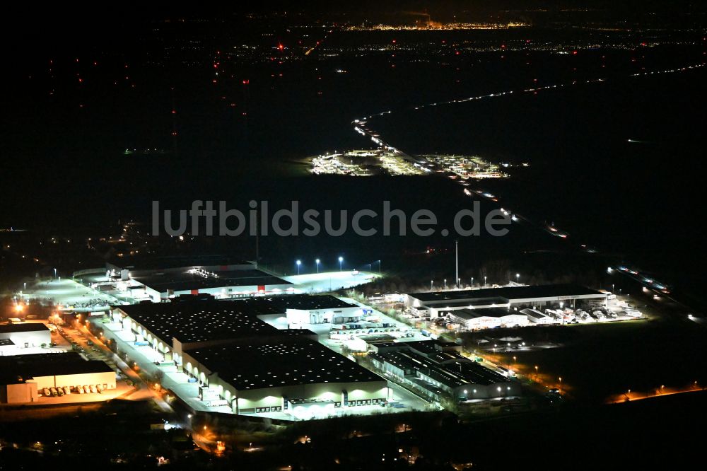 Nachtluftbild Schleinitz - Nachtluftbild Gebäudekomplex und Logistikzentrum auf dem Gelände Kaufland Logistik VZ GmbH & Co. KG - Osterfeld in Schleinitz im Bundesland Sachsen-Anhalt, Deutschland