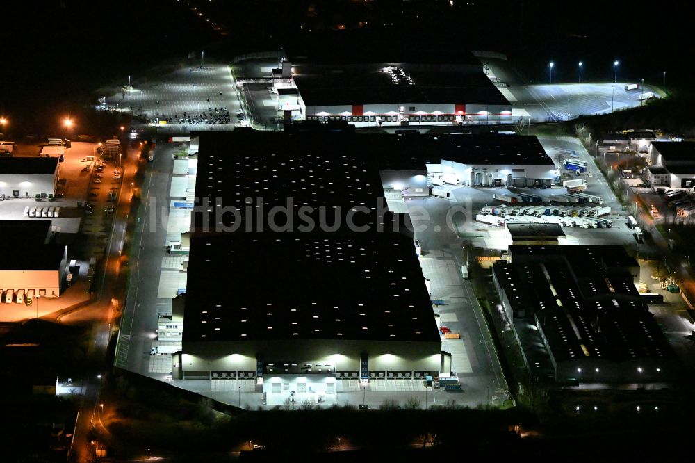 Nachtluftbild Schleinitz - Nachtluftbild Gebäudekomplex und Logistikzentrum auf dem Gelände Kaufland Logistik VZ GmbH & Co. KG - Osterfeld in Schleinitz im Bundesland Sachsen-Anhalt, Deutschland