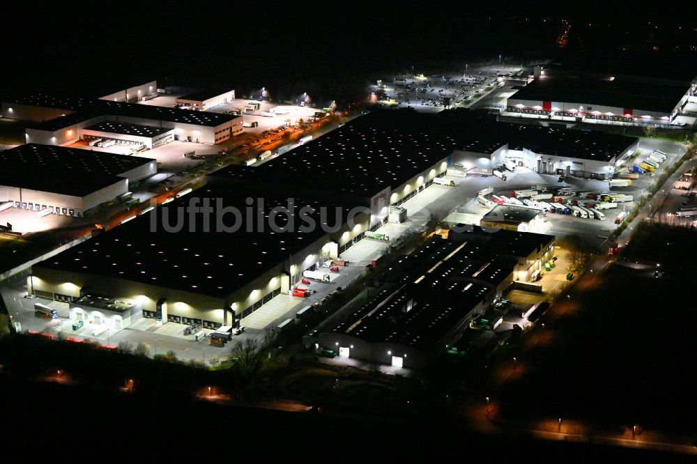 Schleinitz bei Nacht aus der Vogelperspektive: Nachtluftbild Gebäudekomplex und Logistikzentrum auf dem Gelände Kaufland Logistik VZ GmbH & Co. KG - Osterfeld in Schleinitz im Bundesland Sachsen-Anhalt, Deutschland