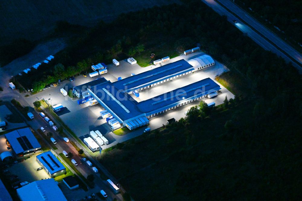 Bernau bei Nacht aus der Vogelperspektive: Nachtluftbild Gebäudekomplex und Logistikzentrum GLS im Ortsteil Schönow in Bernau im Bundesland Brandenburg, Deutschland