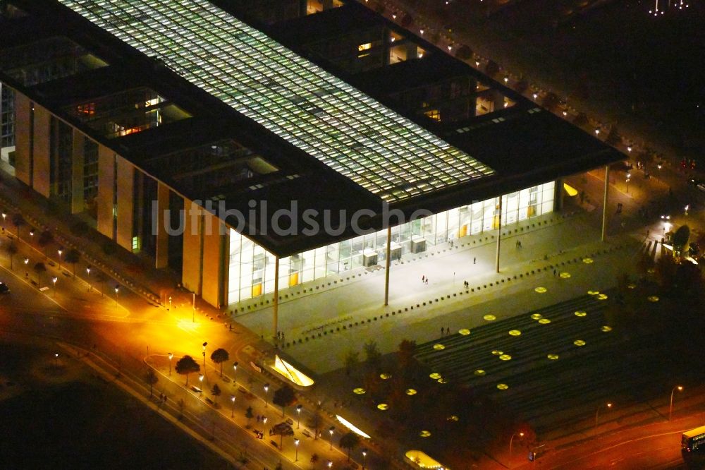 Nacht-Luftaufnahme Berlin - Nachtluftbild Gebäudekomplex des Paul-Löbe-Haus an der Konrad-Adenauer-Straße im Ortsteil Mitte in Berlin, Deutschland