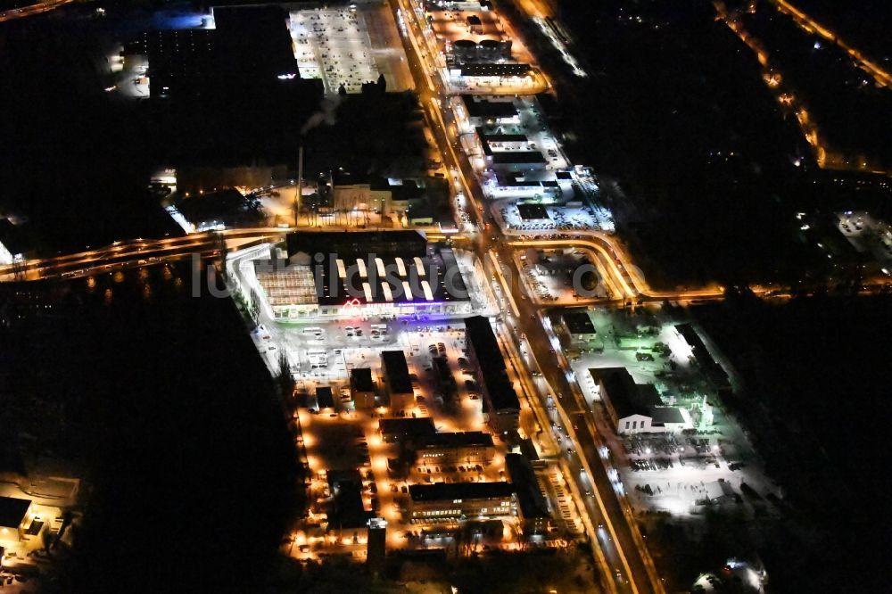 Berlin bei Nacht von oben - Nachtluftbild Gebäudekomplex der Polizei Bundespolizeidirektion im Ortsteil Niederschöneweide in Berlin