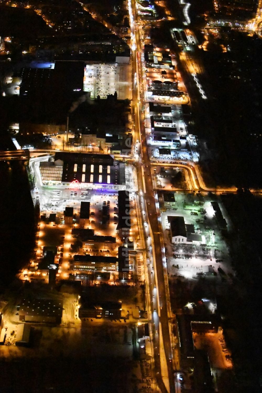 Nacht-Luftaufnahme Berlin - Nachtluftbild Gebäudekomplex der Polizei Bundespolizeidirektion im Ortsteil Niederschöneweide in Berlin