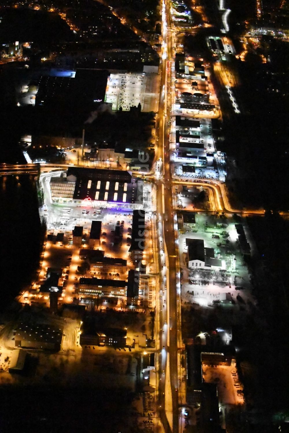 Berlin bei Nacht von oben - Nachtluftbild Gebäudekomplex der Polizei Bundespolizeidirektion im Ortsteil Niederschöneweide in Berlin