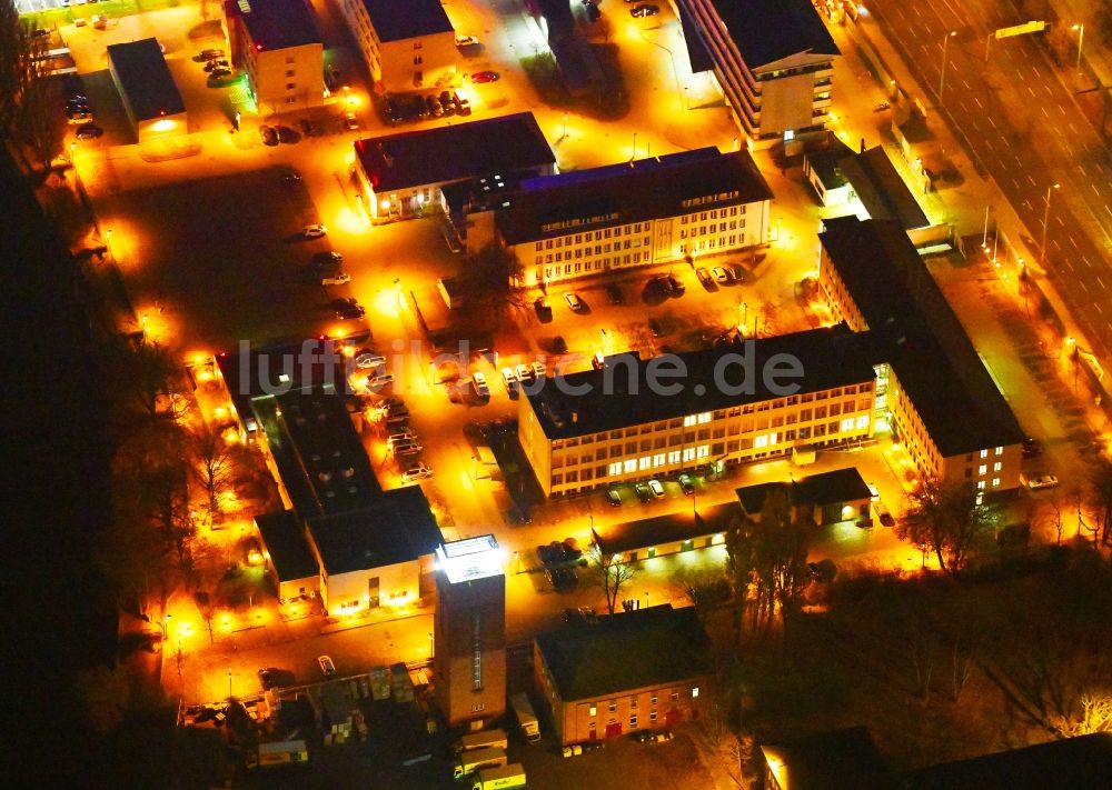 Nacht-Luftaufnahme Berlin - Nachtluftbild Gebäudekomplex der Polizei Bundespolizeidirektion im Ortsteil Niederschöneweide in Berlin