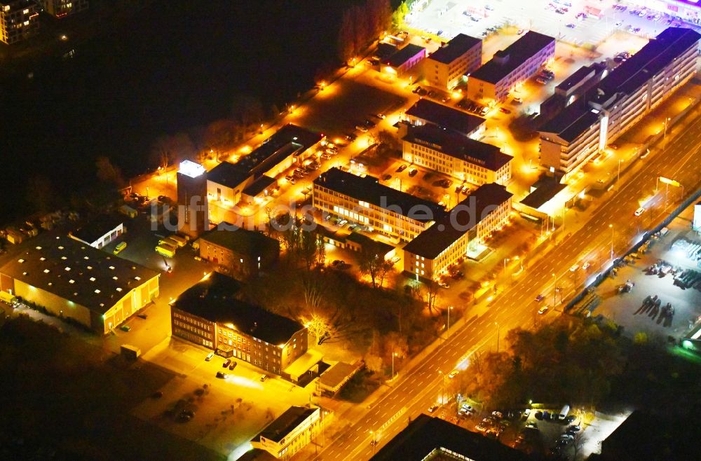 Nacht-Luftaufnahme Berlin - Nachtluftbild Gebäudekomplex der Polizei Bundespolizeidirektion im Ortsteil Niederschöneweide in Berlin