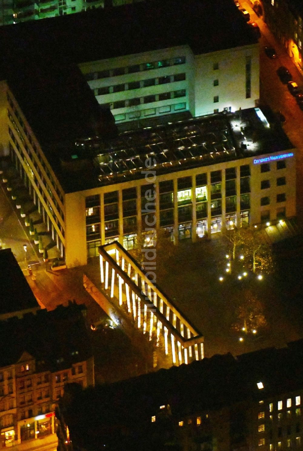 Leipzig bei Nacht aus der Vogelperspektive: Nachtluftbild Gebäudekomplex Presse- und Medienhauses Leipziger Volkszeitung am Peterssteinweg in Leipzig im Bundesland Sachsen, Deutschland