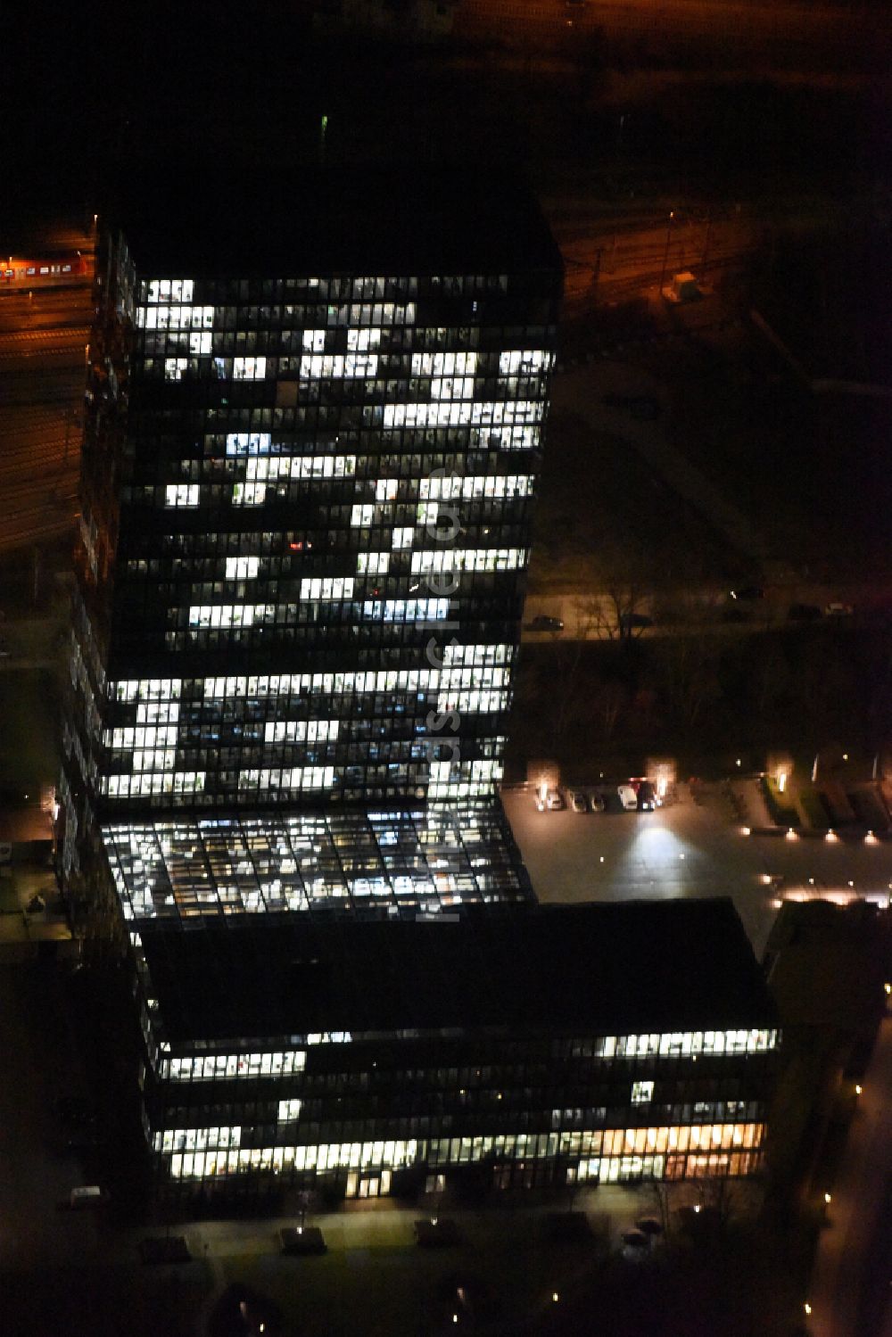 München bei Nacht von oben - Nachtluftbild Gebäudekomplex Presse- und Medienhauses Süddeutscher Verlag in München im Bundesland Bayern, Deutschland