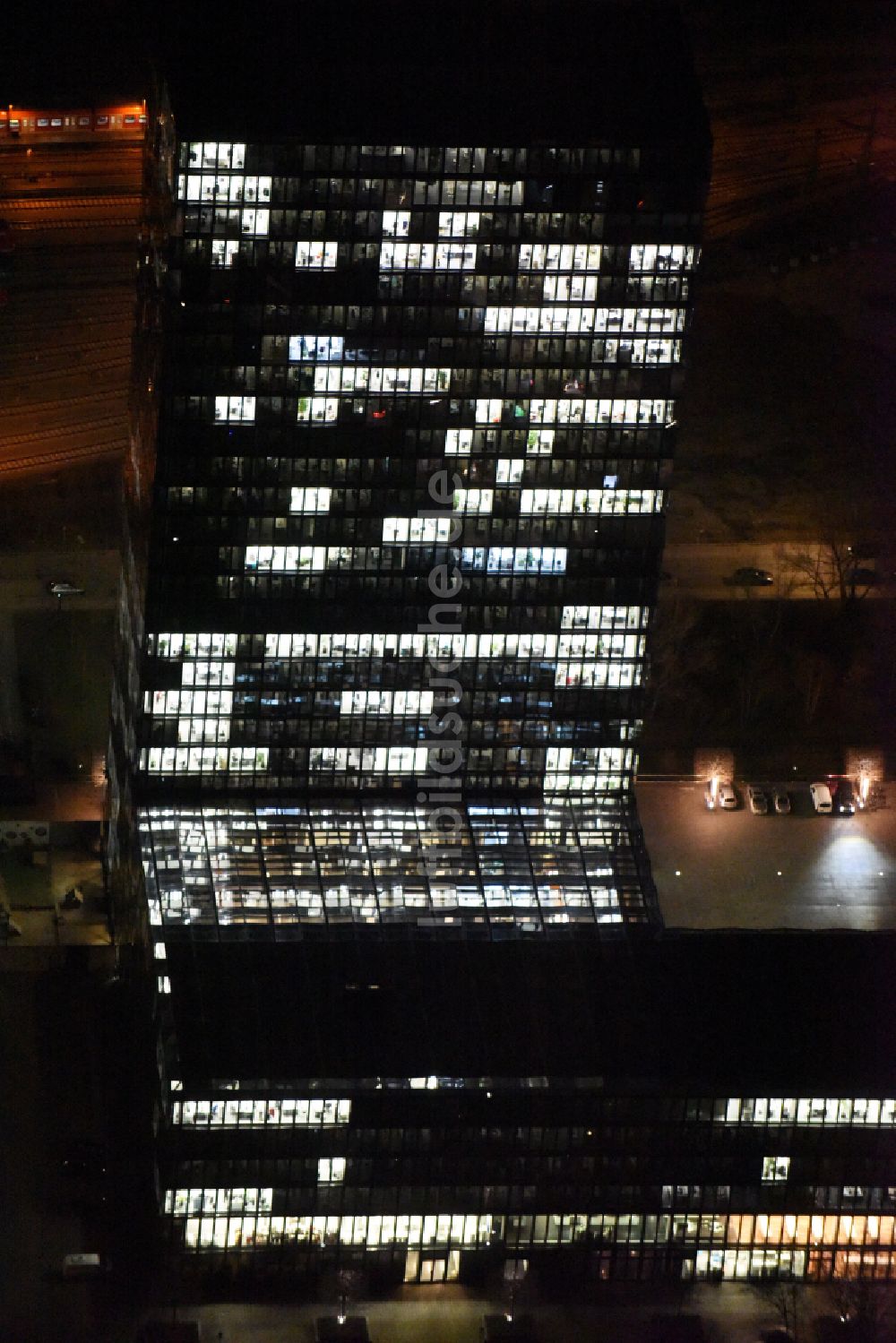 München bei Nacht aus der Vogelperspektive: Nachtluftbild Gebäudekomplex Presse- und Medienhauses Süddeutscher Verlag in München im Bundesland Bayern, Deutschland