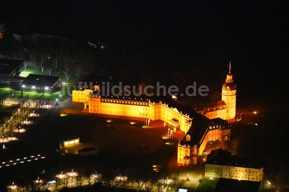 Nacht-Luftaufnahme Karlsruhe - Nachtluftbild Gebäudekomplex im Schloßpark von Schloß Karlsruhe in Karlsruhe im Bundesland Baden-Württemberg, Deutschland