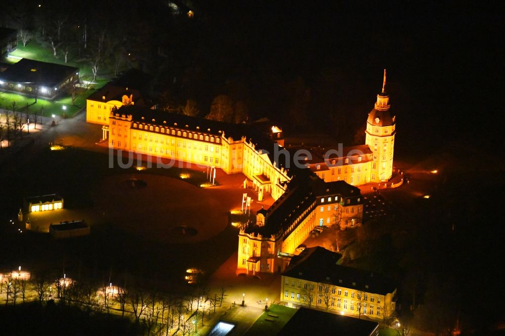 Karlsruhe bei Nacht aus der Vogelperspektive: Nachtluftbild Gebäudekomplex im Schloßpark von Schloß Karlsruhe in Karlsruhe im Bundesland Baden-Württemberg, Deutschland