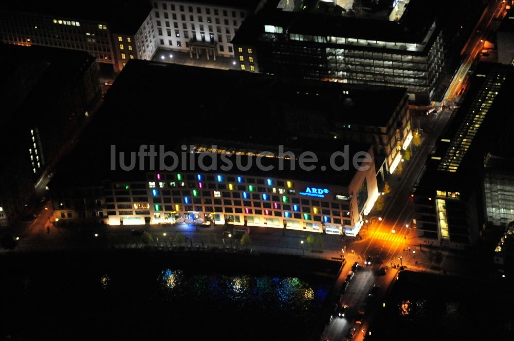 Berlin bei Nacht von oben - Nachtluftbild Gebäudekomplex des Senders ARD - Hauptstadtstudio in Berlin, Deutschland