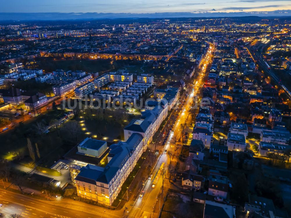 Dresden bei Nacht aus der Vogelperspektive: Nachtluftbild Gebäudekomplex des Senders Landesfunkhaus mdr Mitteldeutscher Rundfunk in Dresden im Bundesland Sachsen, Deutschland