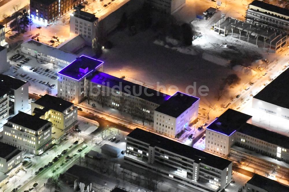 Berlin bei Nacht aus der Vogelperspektive: Nachtluftbild Gebäudekomplex des Senders Studio Berlin Adlershof im Ortsteil Adlershof in Berlin