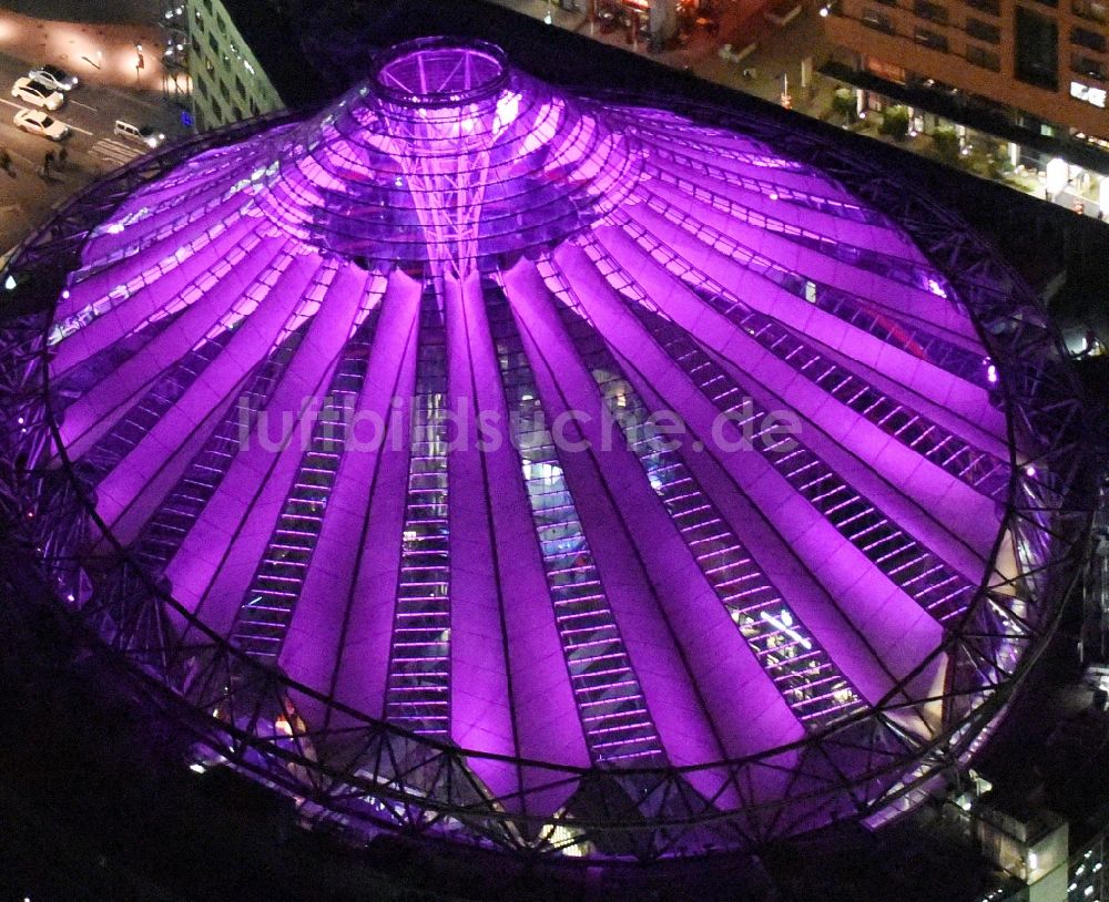 Nacht-Luftaufnahme Berlin - Nachtluftbild Gebäudekomplex mit dem Sony- Center am Potsdamer Platz Berlin