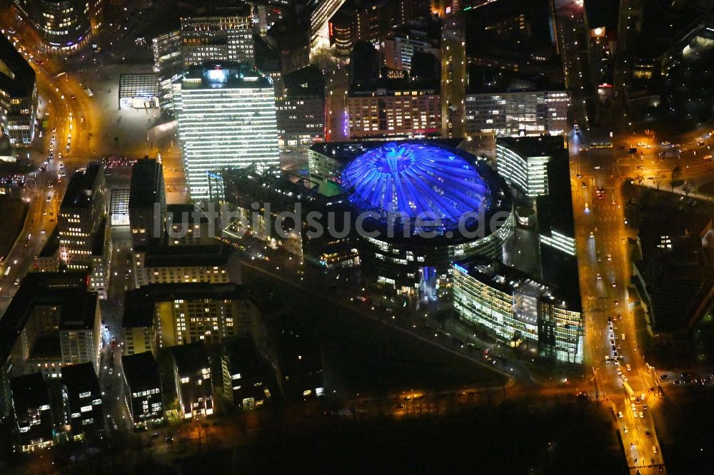 Nacht-Luftaufnahme Berlin - Nachtluftbild Gebäudekomplex mit dem Sony- Center am Potsdamer Platz Berlin