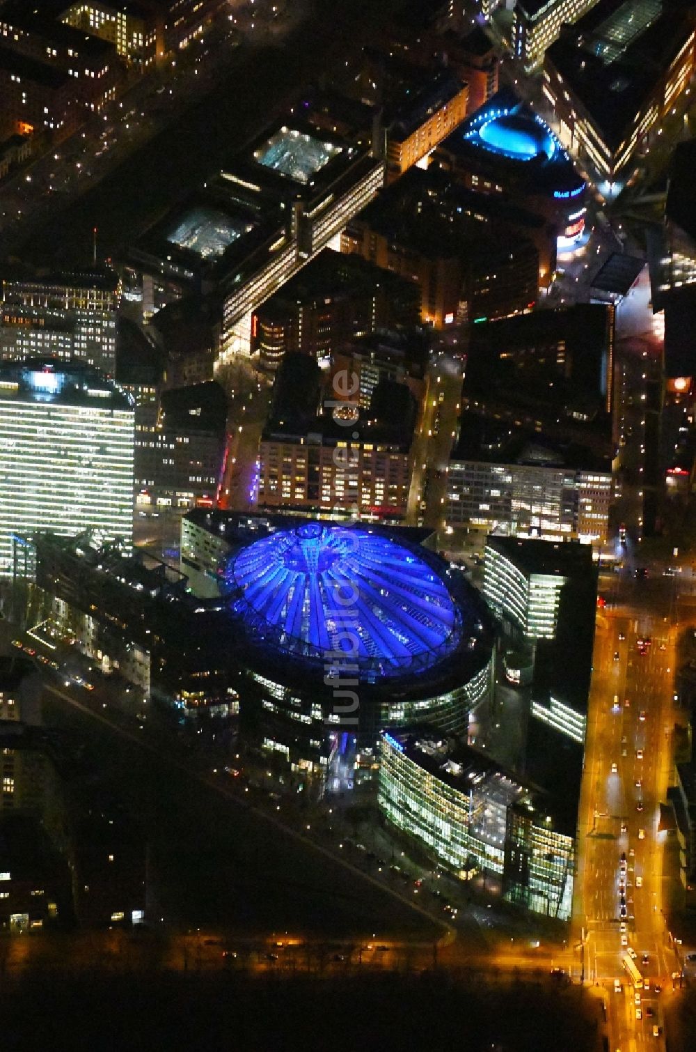 Berlin bei Nacht von oben - Nachtluftbild Gebäudekomplex mit dem Sony- Center am Potsdamer Platz Berlin