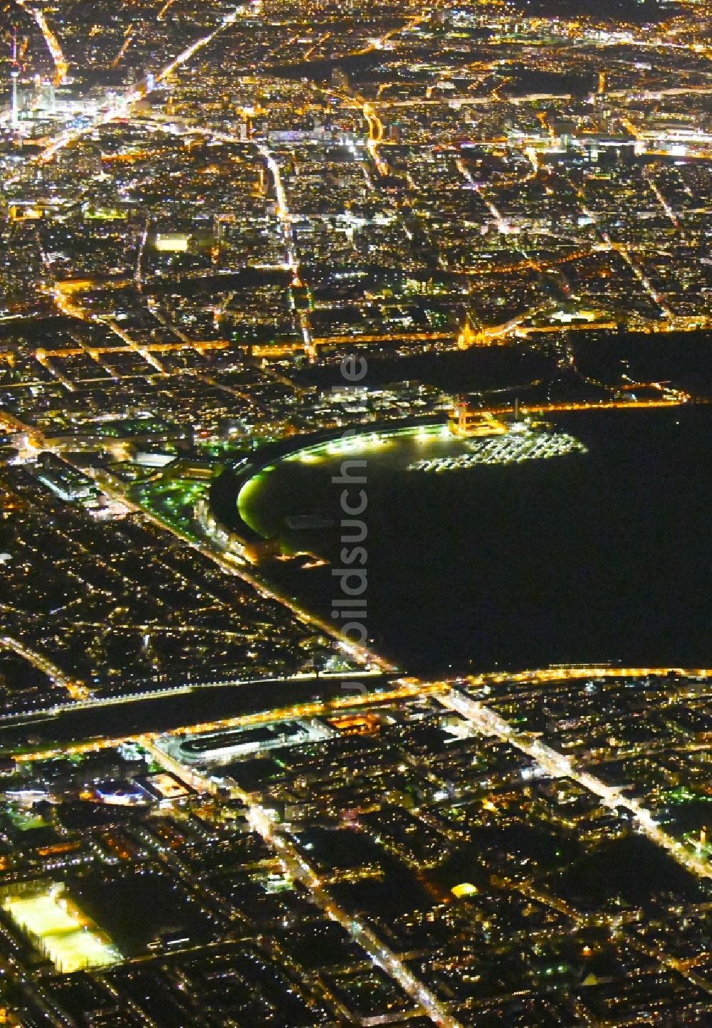 Berlin bei Nacht von oben - Nachtluftbild Gelände des ehemaligen Flughafens Berlin-Tempelhof Tempelhofer Freiheit im Ortsteil Tempelhof in Berlin