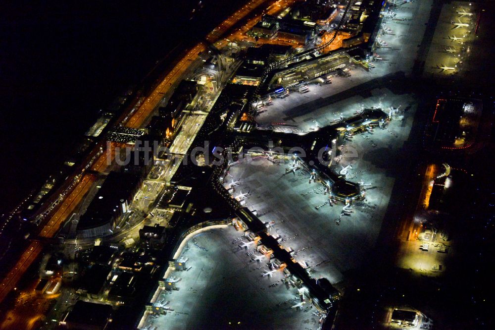 Frankfurt am Main bei Nacht aus der Vogelperspektive: Nachtluftbild Gelände des Flughafen in Frankfurt am Main im Bundesland Hessen, Deutschland