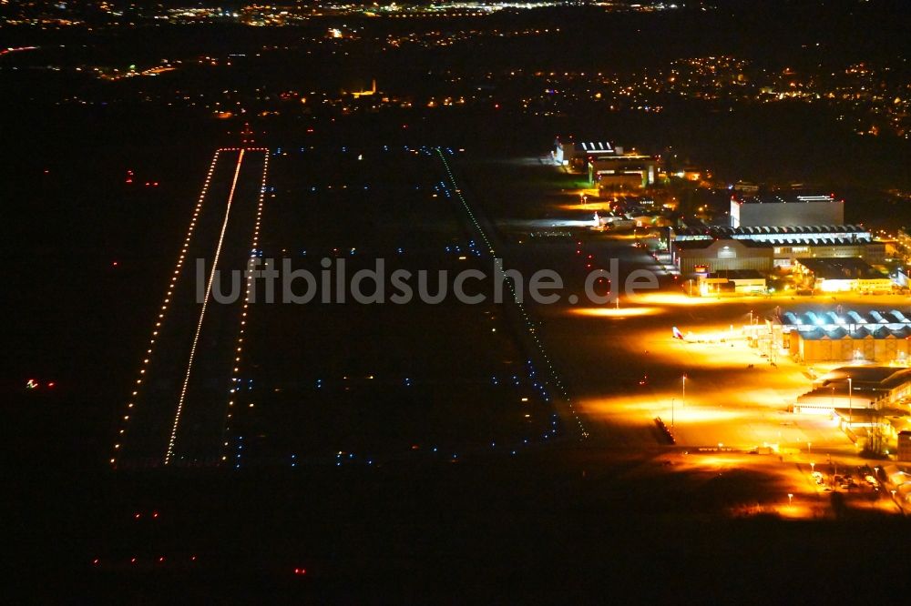 Dresden bei Nacht aus der Vogelperspektive: Nachtluftbild Gelände des Flughafen im Ortsteil Klotzsche in Dresden im Bundesland Sachsen, Deutschland