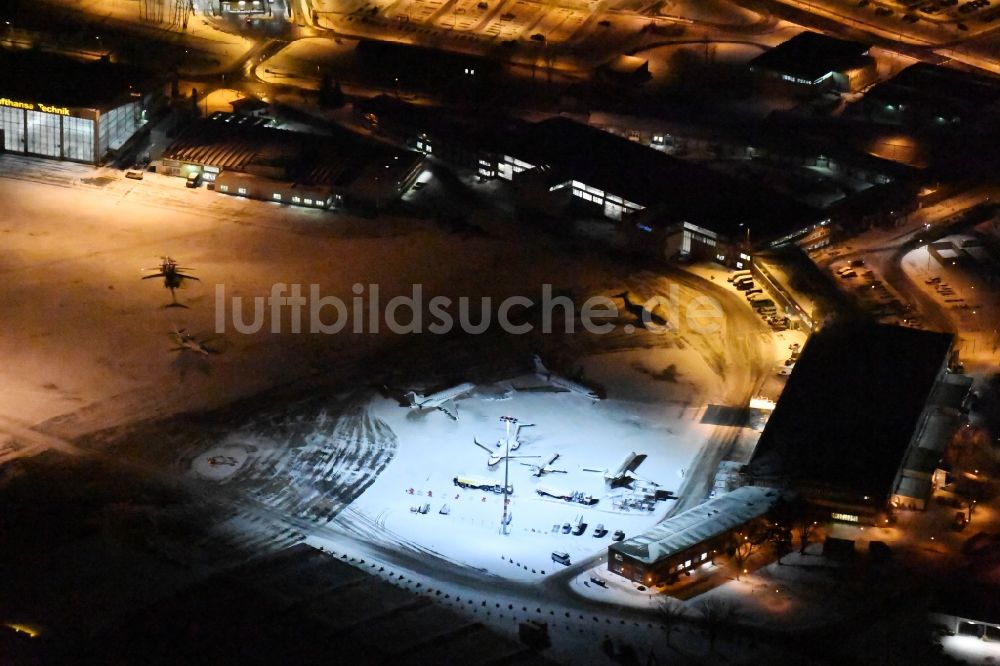 Schönefeld bei Nacht aus der Vogelperspektive: Nachtluftbild Gelände des Flughafen am Werftgelände und GAT im Ortsteil Schönefeld in Schönefeld im Bundesland Brandenburg