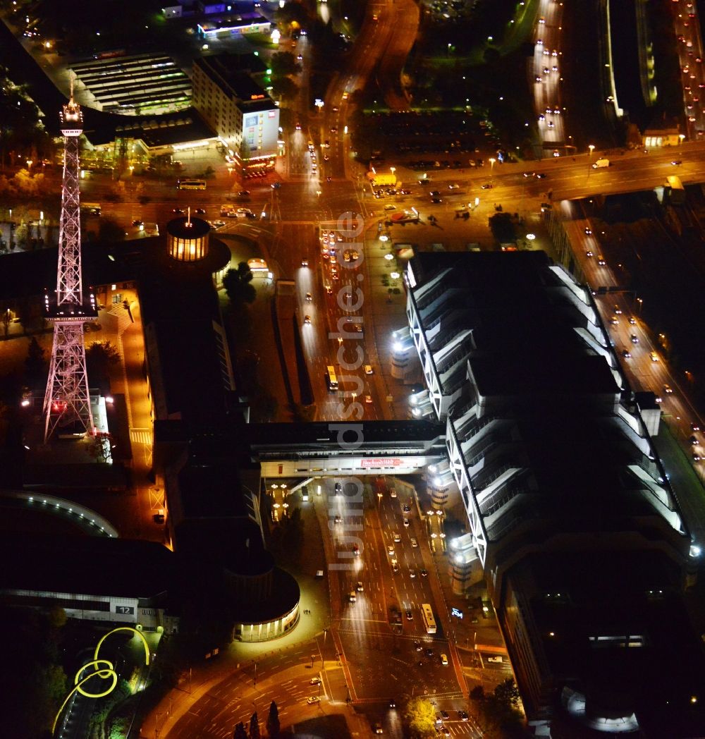 Berlin bei Nacht von oben - Nachtluftbild Gelände am Funkturm und Messegelände ICC Kongreßzentrum im Stadtteil Charlottenburg in Berlin