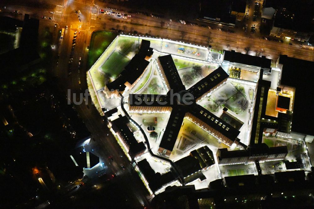 Berlin bei Nacht aus der Vogelperspektive: Nachtluftbild Gelände der Justizvollzugsanstalt JVA Berlin-Moabit im Ortsteil Moabit in Berlin, Deutschland