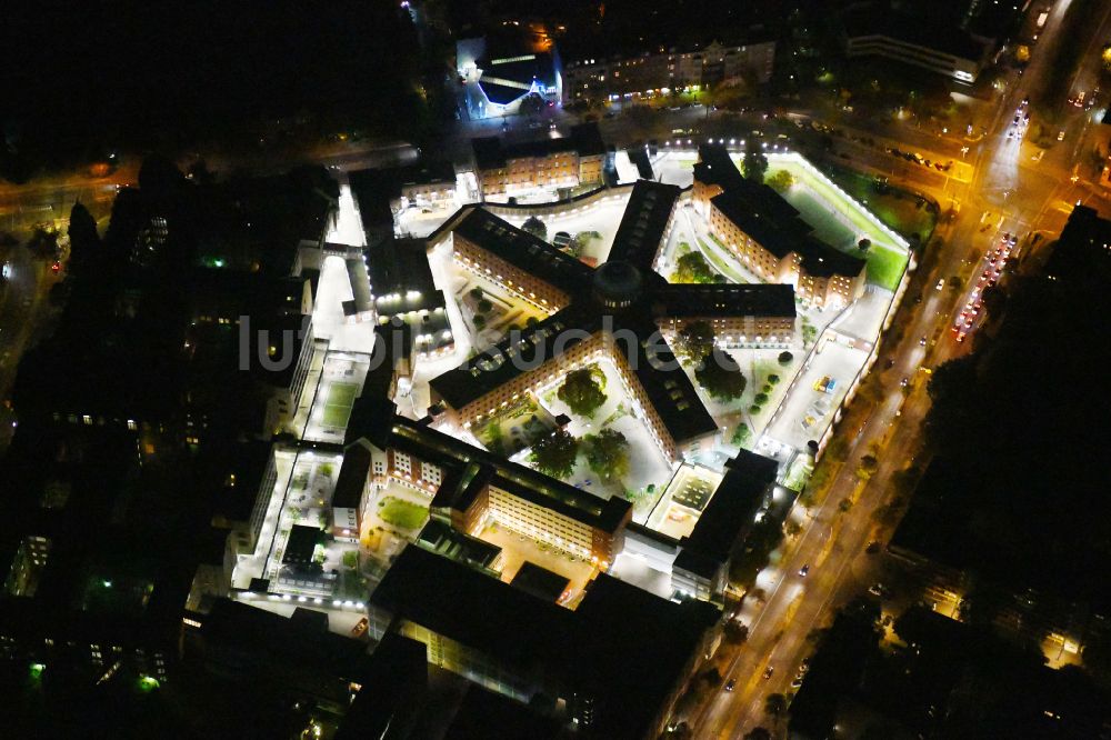 Berlin bei Nacht von oben - Nachtluftbild Gelände der Justizvollzugsanstalt JVA Berlin-Moabit im Ortsteil Moabit in Berlin, Deutschland