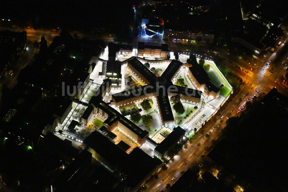 Berlin bei Nacht aus der Vogelperspektive: Nachtluftbild Gelände der Justizvollzugsanstalt JVA Berlin-Moabit im Ortsteil Moabit in Berlin, Deutschland