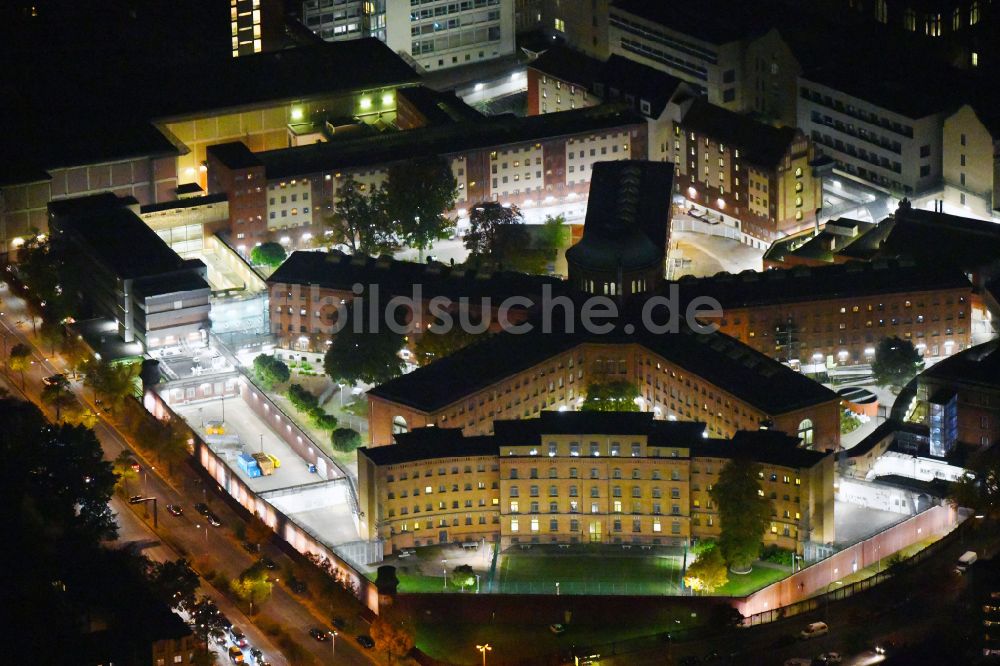 Nachtluftbild Berlin - Nachtluftbild Gelände der Justizvollzugsanstalt JVA Berlin-Moabit im Ortsteil Moabit in Berlin, Deutschland