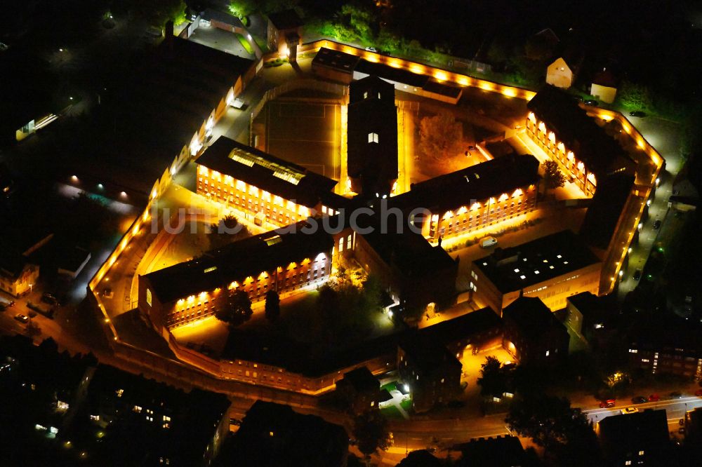 Münster bei Nacht aus der Vogelperspektive: Nachtluftbild Gelände der Justizvollzugsanstalt JVA an der Gartenstraße in Münster im Bundesland Nordrhein-Westfalen, Deutschland