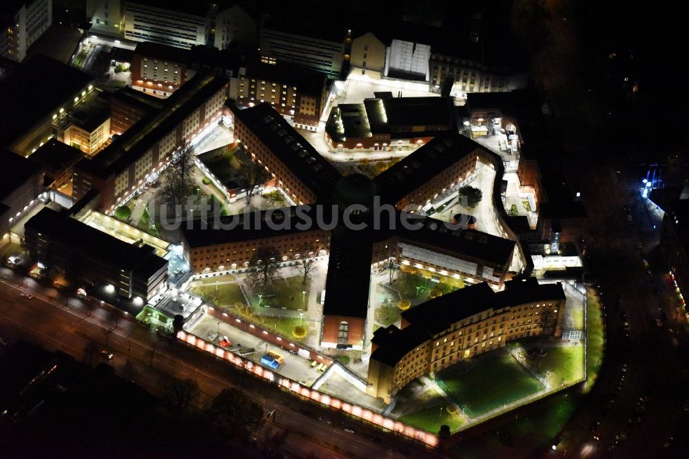 Berlin bei Nacht aus der Vogelperspektive: Nachtluftbild Gelände der Justizvollzugsanstalt JVA Moabit in Alt-Moabit in Berlin