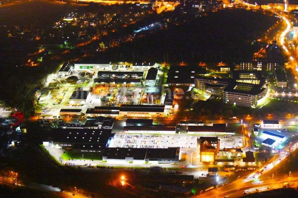 Halle (Saale) bei Nacht von oben - Nachtluftbild Gelände Müll- und Recycling- Sortieranlage der Wertstoffmarkt - Hallesche Wasser und Stadtwirtschaft in Halle (Saale) im Bundesland Sachsen-Anhalt, Deutschland